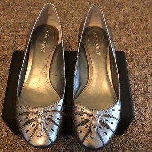 Nine West- silver size 6 dress shoes‎